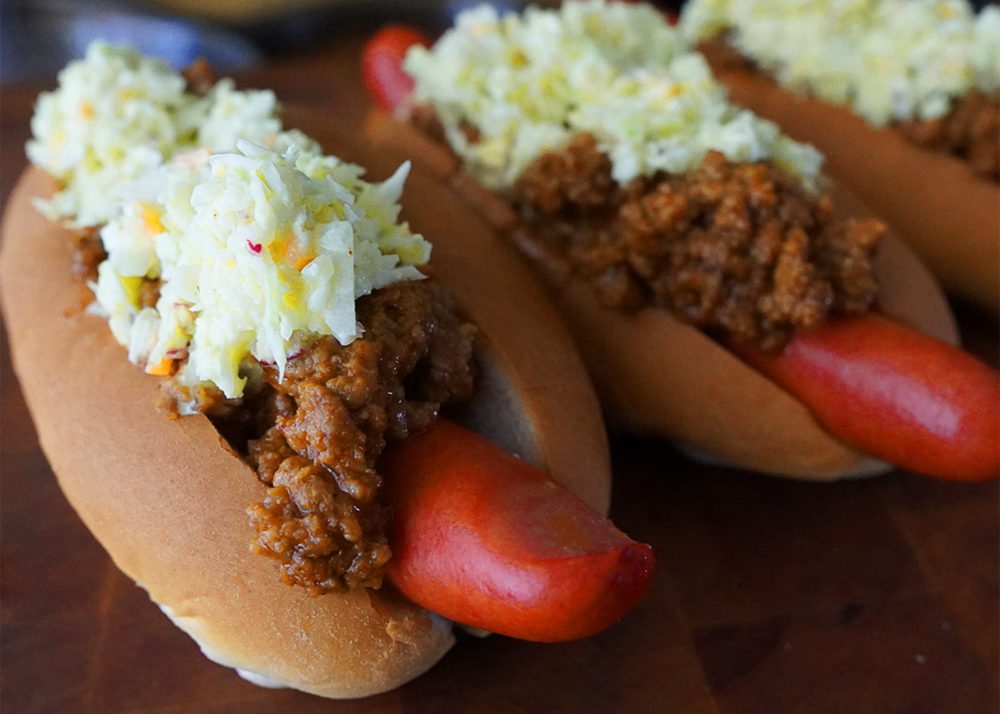 CHUCKWAGON CHILI DOGS WITH HOT CURRY COLESLAW – Hoff & Pepper